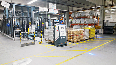 Thanks to its free lift, the AGV Palletmover by Wewo Techmotion can feed directly into the packaging systems without any additional hardware components.