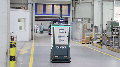 The automatic supply of the machines by the Wewo AGV Palletmover brings calm and relaxation to the logistical processes at Mohn Media.