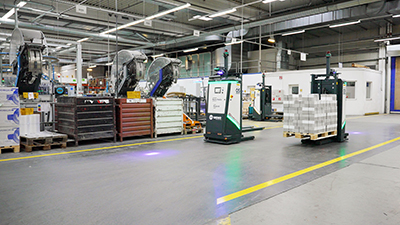 With a load capacity of up to 1.3 tonnes and a free lift of up to 2.5 metres, the Wewo AGV Palletmover from mR MOBILE ROBOTS reliably performs its intralogistics tasks.